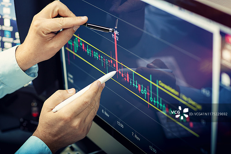 电脑屏幕上的在线财务分析图片素材