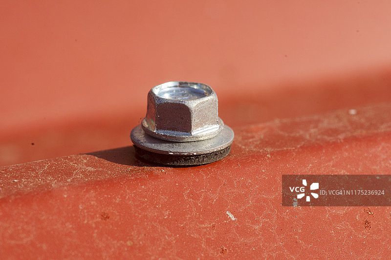 带自攻螺钉的金属屋面特写图片素材