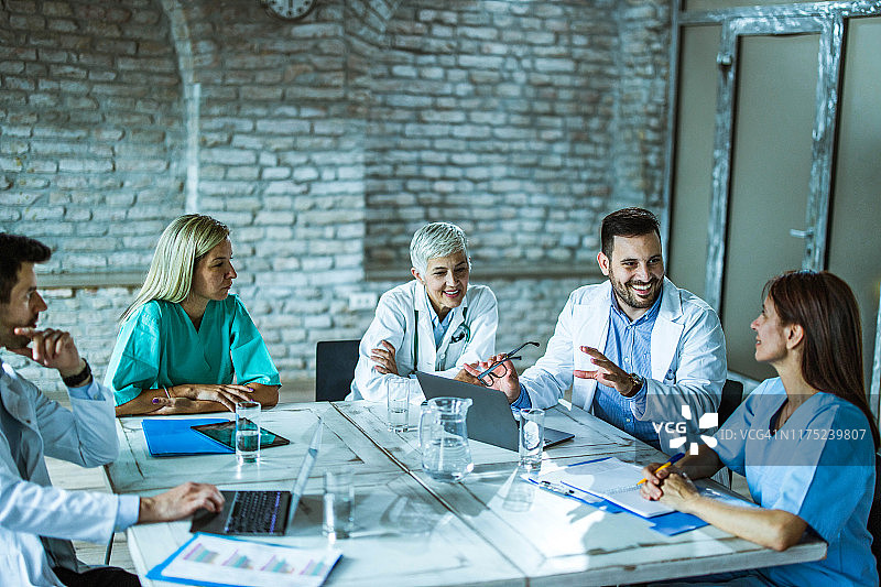 在医生办公室开会的快乐医疗专家团队图片素材