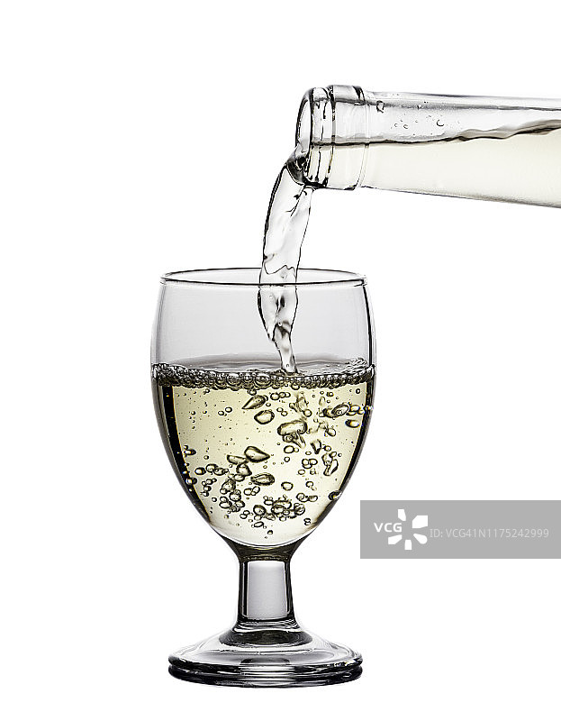 白色背景上的白葡萄酒杯和瓶图片素材