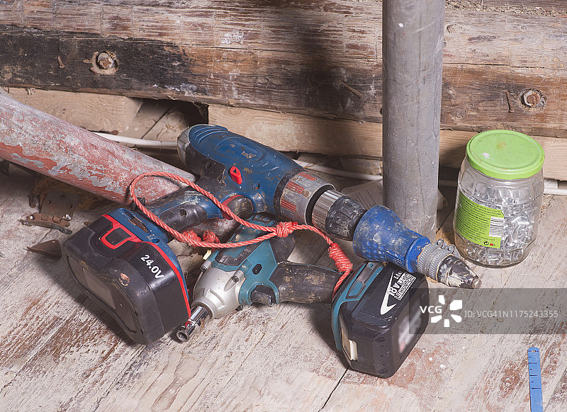 18V充电式电动钻和18V扭矩扳手图片素材