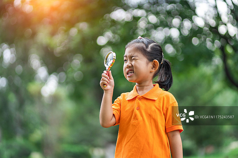 女孩用放大镜发现和探索图片素材