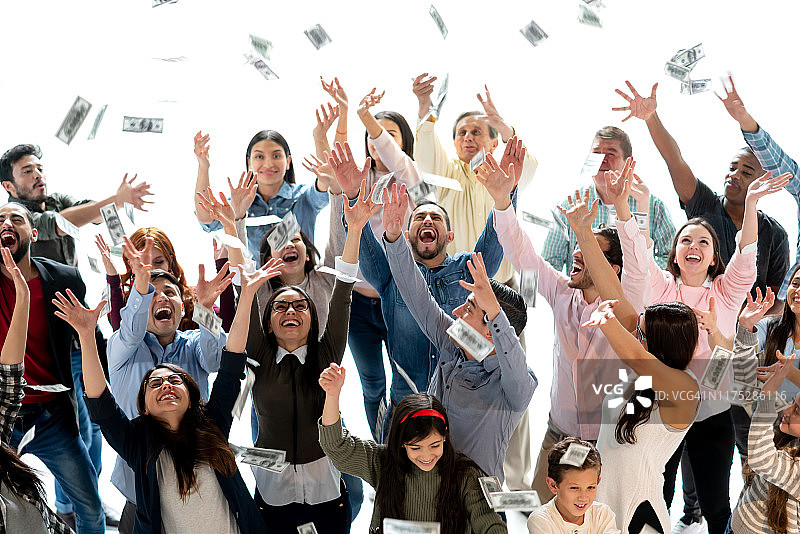 一群兴奋的人在赢得彩票后争抢空中的美元图片素材