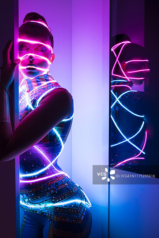 连接霓虹灯的年轻女人人体赛博格混合体图片素材