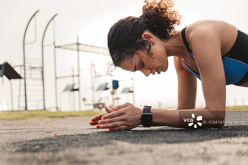 在公园做平板支撑的运动女性图片素材