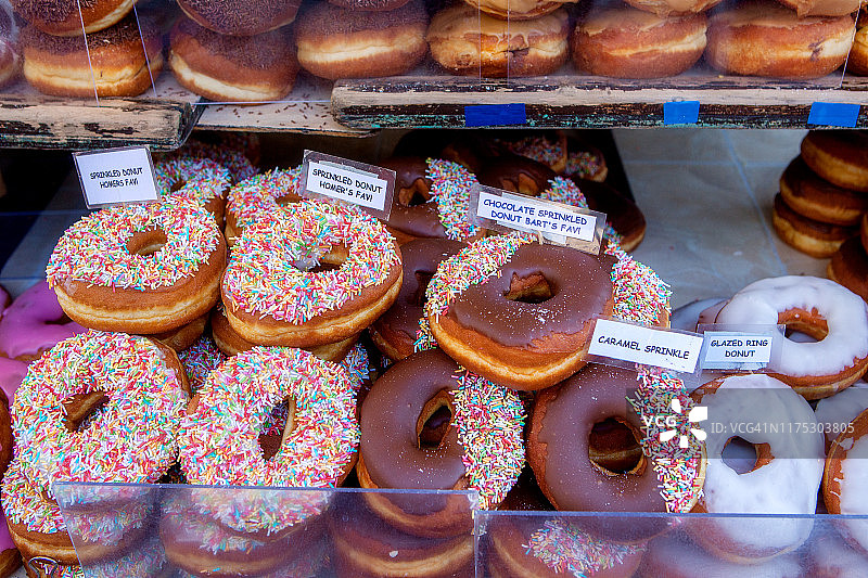 展示柜中托盘上的各种甜甜圈图片素材