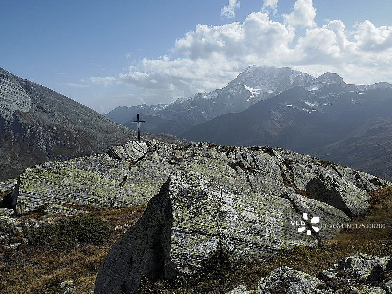 辛普隆山口附近Staldhorn山顶的十字架图片素材