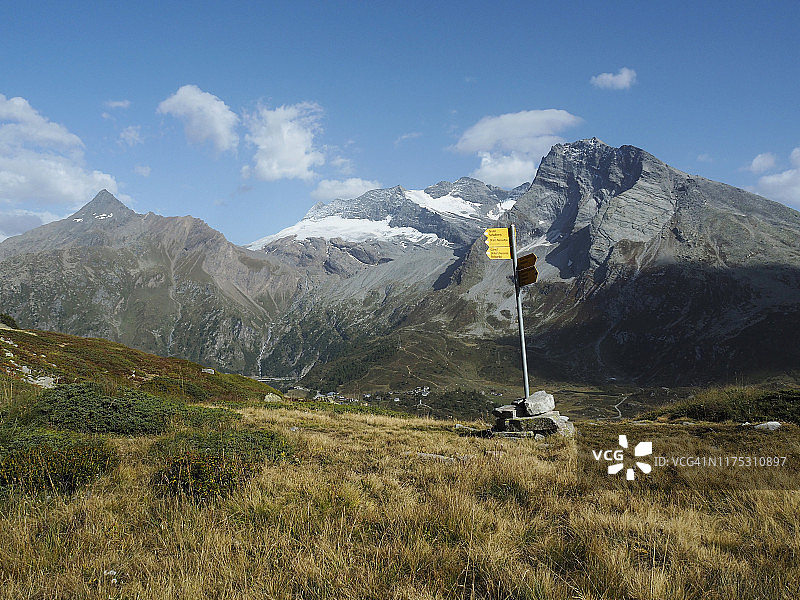 泰拉罗萨角，从辛普隆山口附近的加尔米山隘看到的莱昂山和布莱特峰图片素材