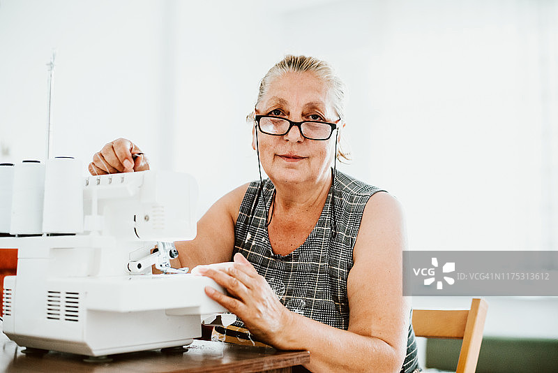 裁缝在缝纫机上工作图片素材