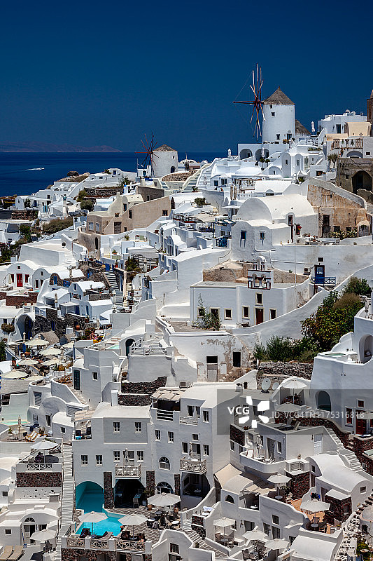 希腊圣托里尼火山岛伊亚的粉刷房屋和风车鸟瞰图图片素材