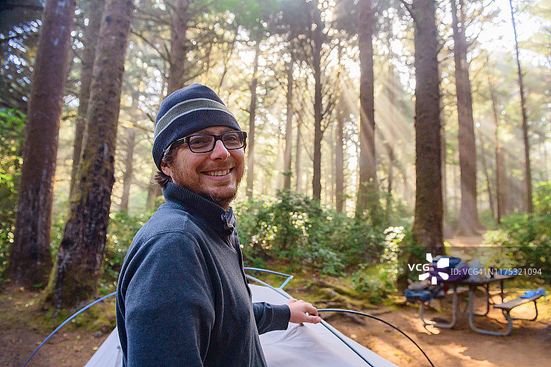 在美国俄勒冈州露营的有魅力的微笑男子肖像图片素材