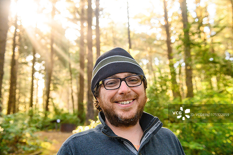 在俄勒冈树林中微笑的快乐露营者人像图片素材