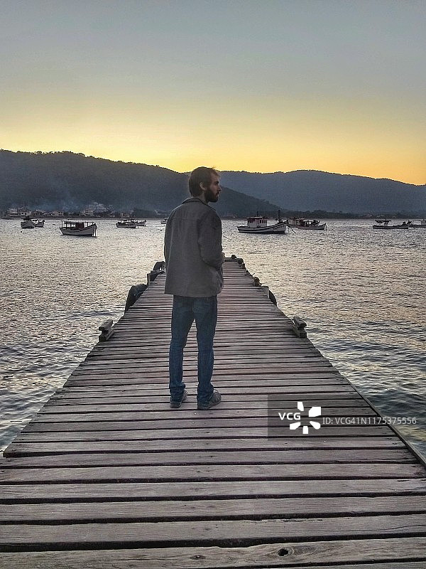 在巴西圣卡塔琳娜州弗洛里亚诺波利斯码头上的男人图片素材