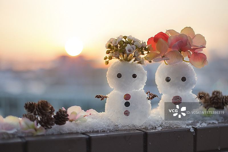 两个雪中女孩图片素材