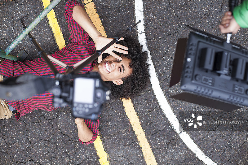 青少年为视频分享网站录制视频图片素材