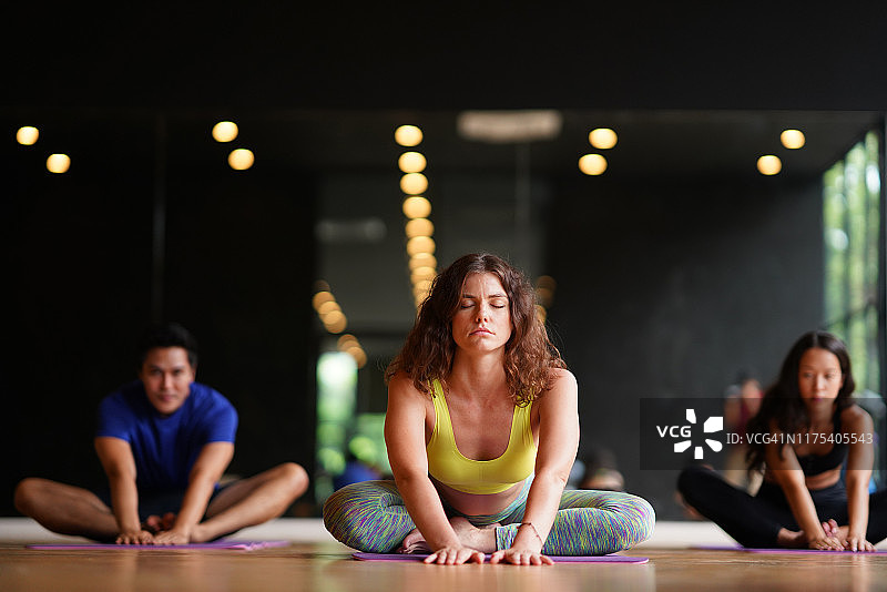 女性与朋友一起练习瑜伽正面图图片素材