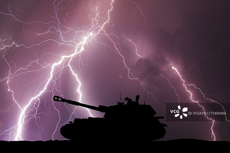 闪电背景下的坦克剪影：世界威胁与战争图片素材