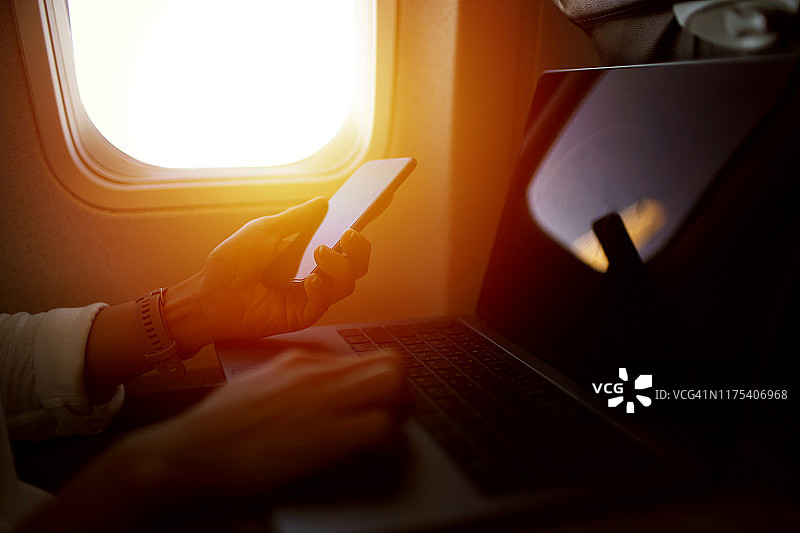 商务女性在航班上使用笔记本电脑工作图片素材