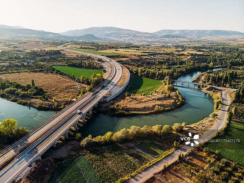 克孜勒河与高速公路的航拍景色图片素材