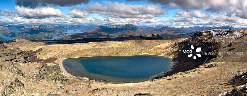 安第斯山脉、莫克瓜湖和阿根廷边境的巴特亚马维达火山坑景色图片素材