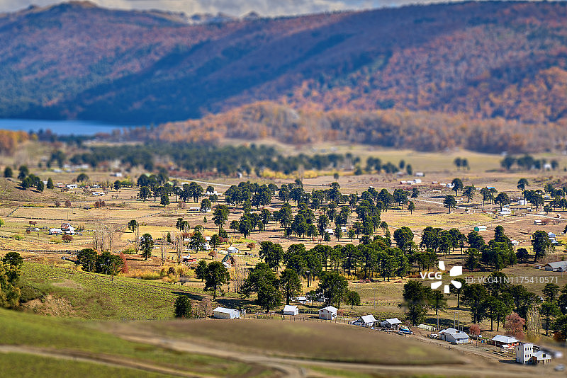 从巴特亚马维达火山倾斜拍摄的秋季安第斯山脉和伊卡尔马湖图片素材