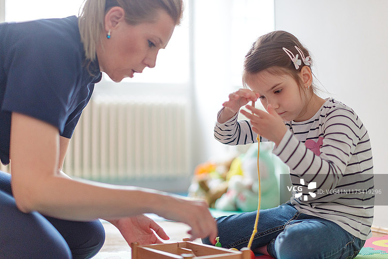 女导师帮助小学生提高运动技能图片素材