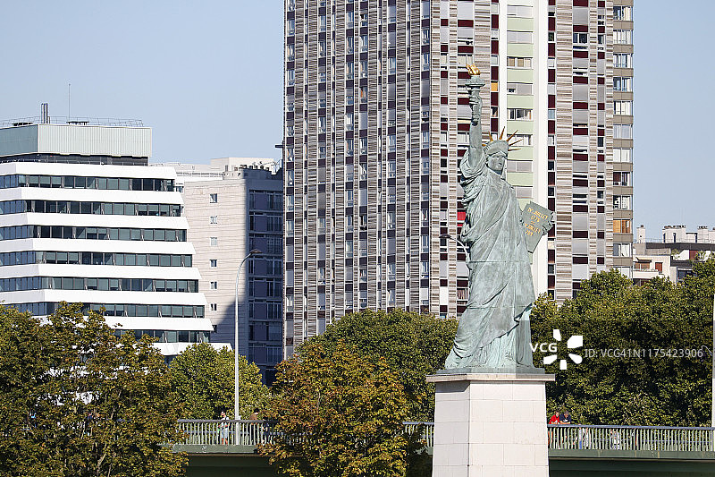 法国巴黎的自由女神像图片素材