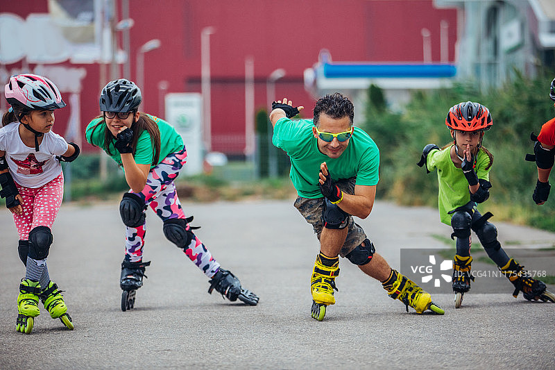 学习轮滑的女孩们图片素材