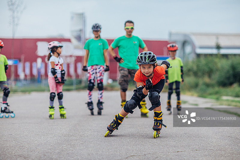 年轻女孩玩轮滑图片素材