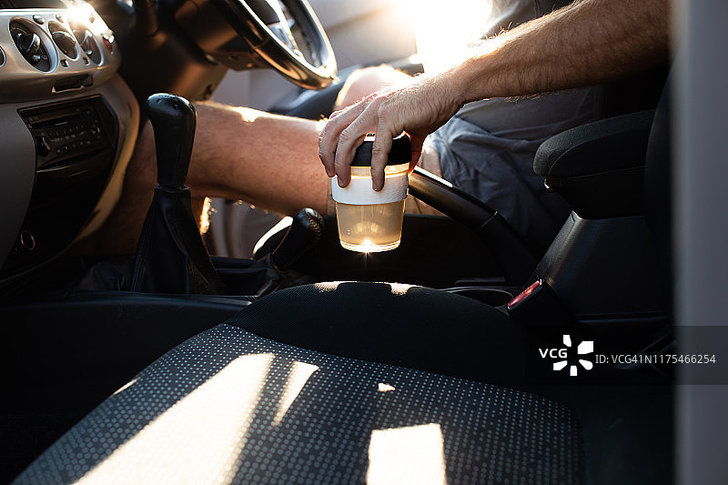 澳大利亚男子享用环保旅行杯中的早晨咖啡图片素材