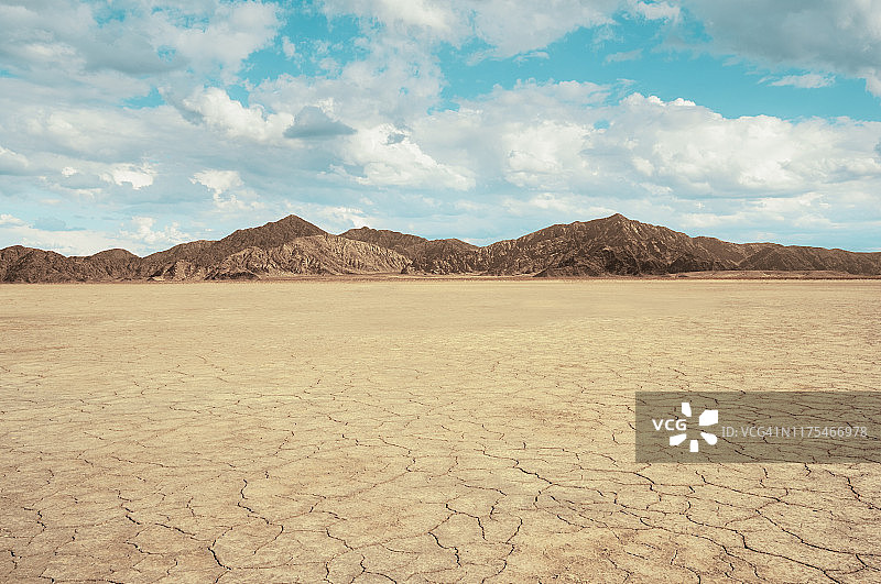 干旱山脉上的龟裂土地图片素材