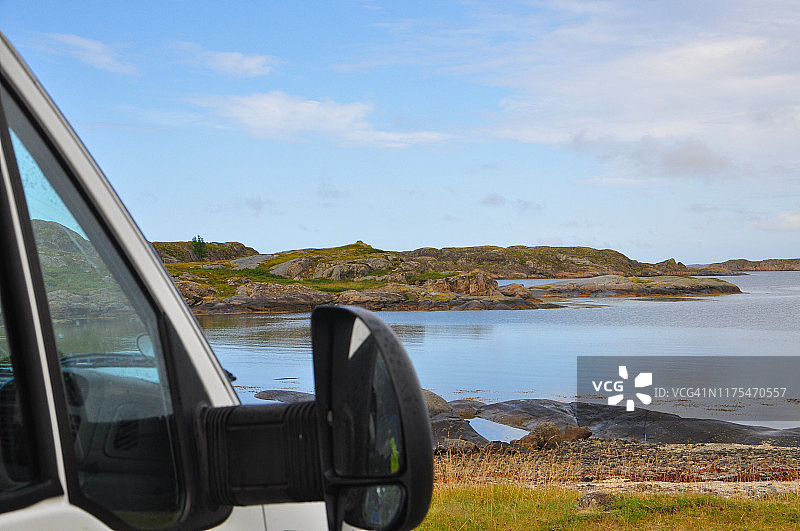停靠在海边的房车图片素材