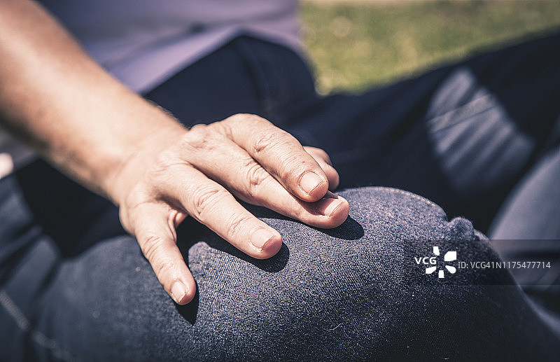 女人交叉手指承诺图片素材