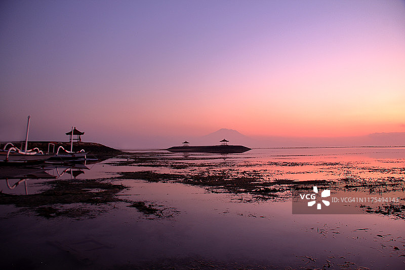 巴厘岛沙努尔海滩的晨曦美景图片素材