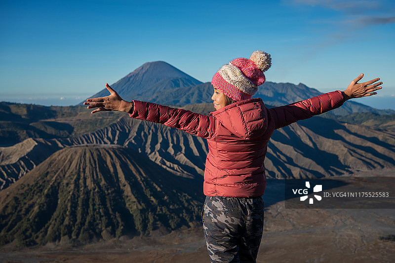 游客在火山布罗莫腾格尔塞梅鲁国家公园的观景点放松身心图片素材