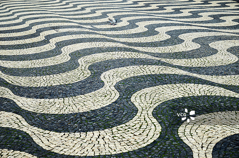 葡萄牙里斯本的传统葡萄牙装饰波浪鹅卵石路面图片素材