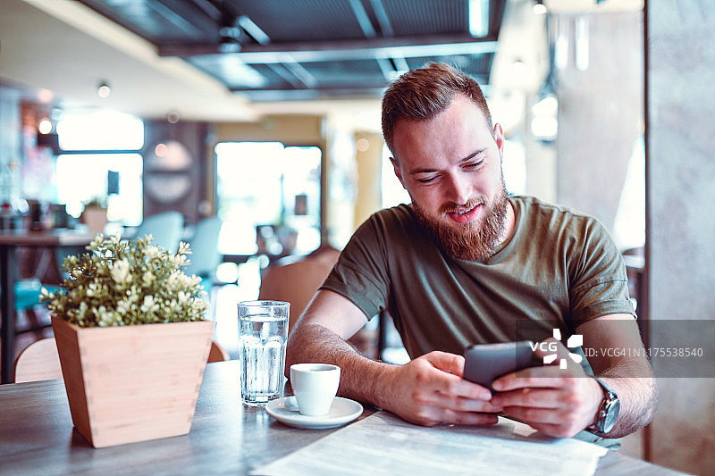 在咖啡馆放松的英俊男人图片素材