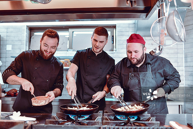 三名厨师制作美食图片素材