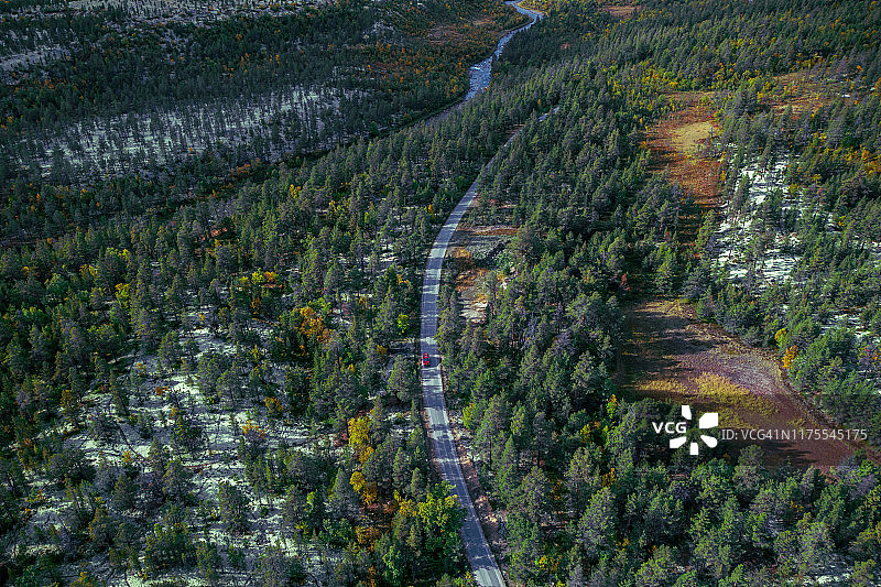 从上方俯瞰挪威乡村公路图片素材