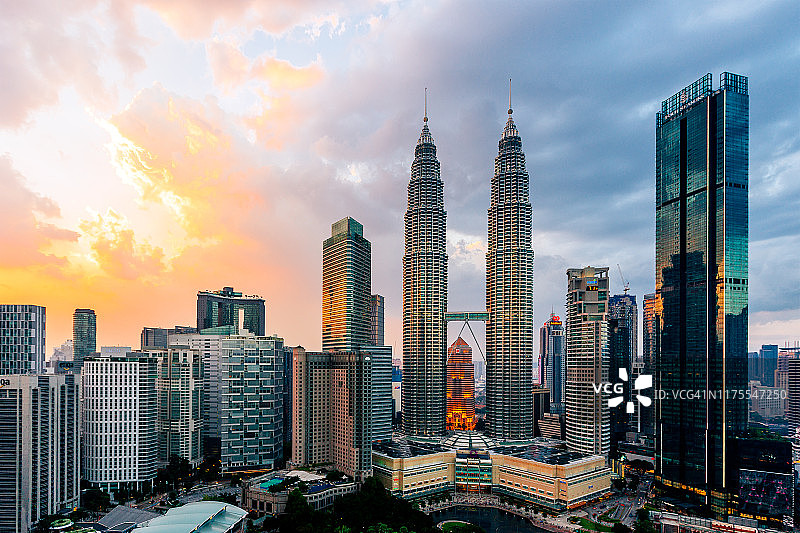 马来西亚吉隆坡日落时分的城市天际线航拍图片素材