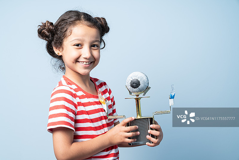 八岁女学生展示机器人作品肖像图片素材