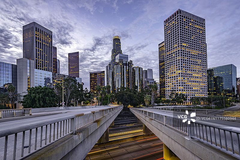 洛杉矶市中心及黎明时分的交通图片素材