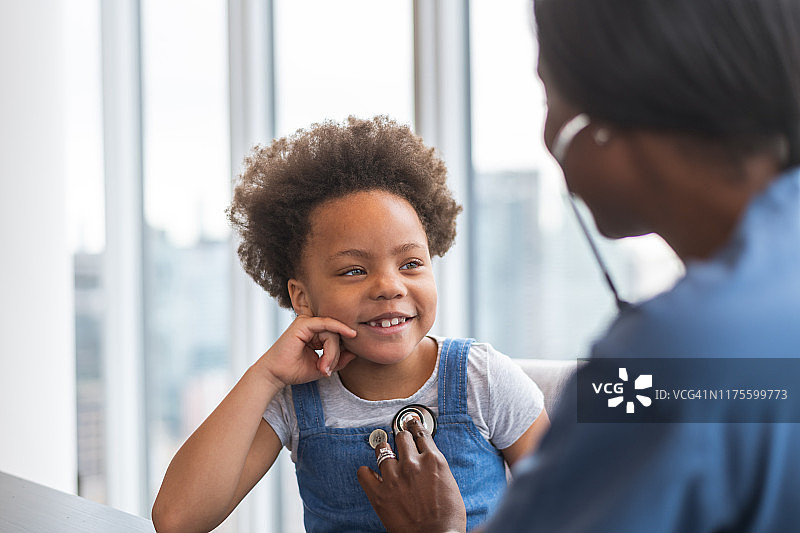 快乐的女孩在医疗预约中图片素材