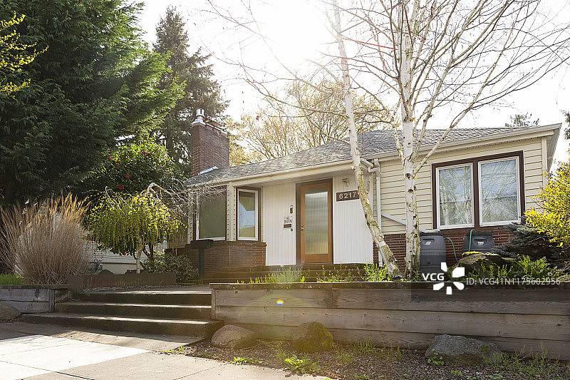 俄勒冈州波特兰市的20世纪40年代风格平房外观宽景图片素材