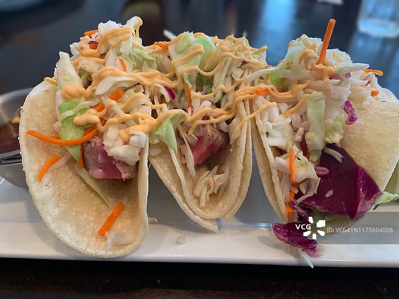 新鲜软糯的黄鳍金枪鱼玉米卷图片素材