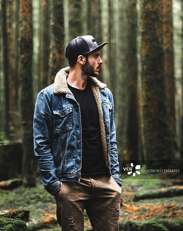 森林中的男人肖像图片素材