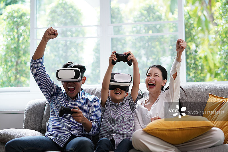 父子俩戴着VR眼镜玩电子游戏图片素材