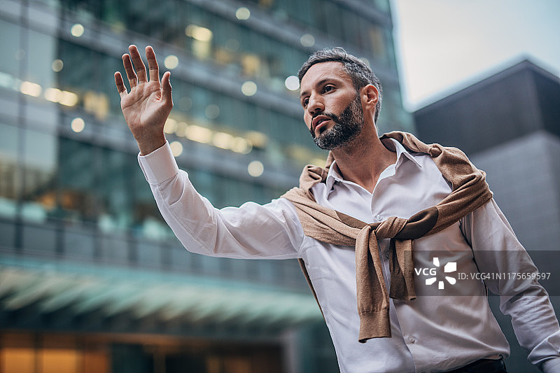 男人打出租车图片素材