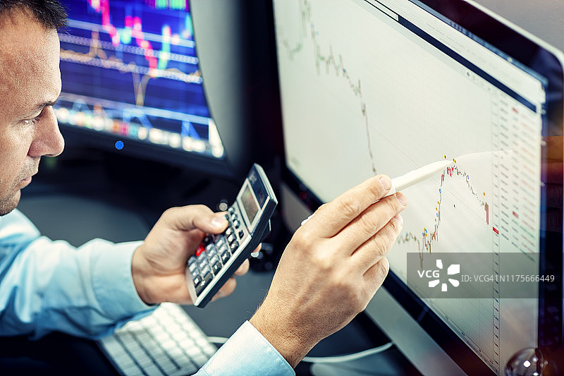 股票经纪人分析财务图表图片素材