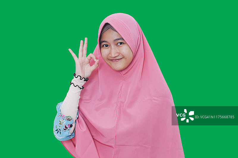 做出OK手势的穆斯林女性图片素材